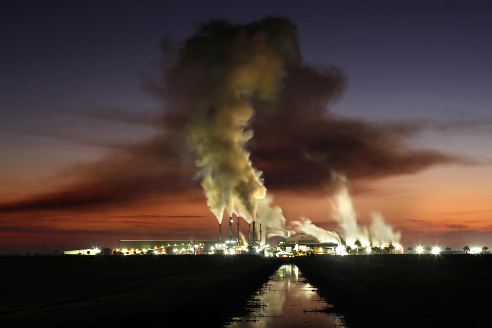 En esta imagen, tomada el 1 noviembre de 2019, las instalaciones de Sugar Cane Cooperative procesan azúcar de caña al amanecer, en Belle Glade, Florida. La planta opera las 24 horas del día durante la época de la cosecha, elaborando hasta 26.000 toneladas de azúcar de caña por día. (AP Foto/Robert F. Bukaty)