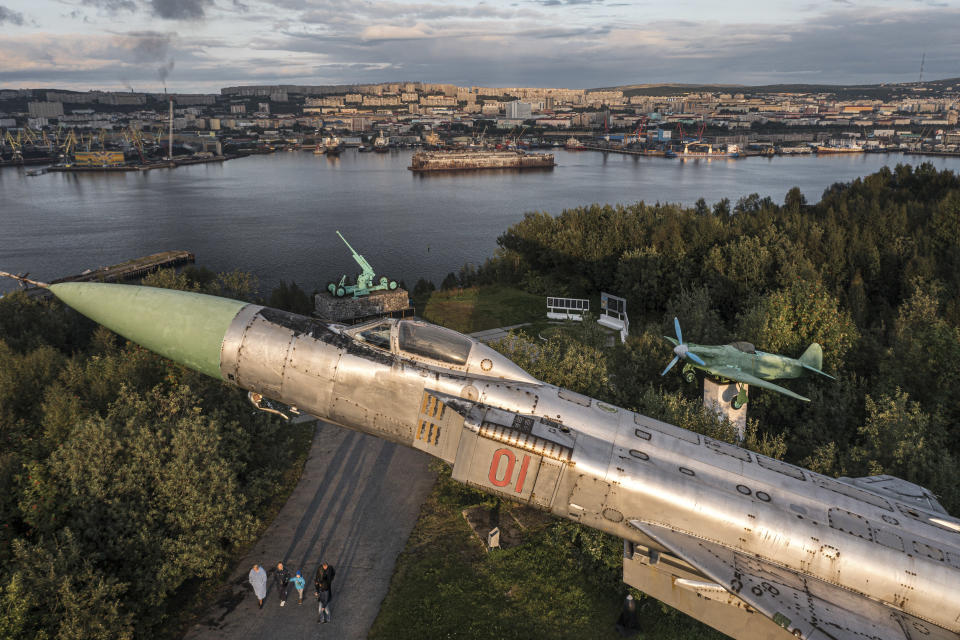 Material militar de la era soviética en un parque conmemorativo en Múrmansk, Rusia, el 25 de agosto de 2021. (Sergey Ponomarev/The New York Times)