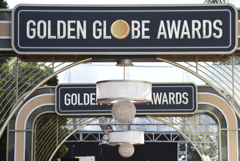 ARCHIVO - Grandes carteles sobre la alfombra roja anuncian la celebración de los Globos de Oro el 5 de enero del 2020 en Beverly Hills, California. (Foto por Jordan Strauss/Invision/AP, Archivo)