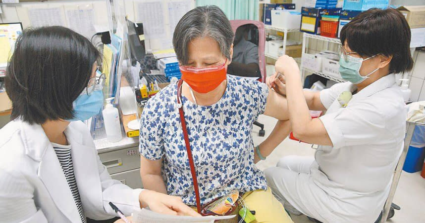 莫德納XBB.1.5疫苗優先開放65歲以上長者接種，台北榮總開放預約後已額滿，圖為民眾施打疫苗。（圖／中國時報張鎧乙攝）
