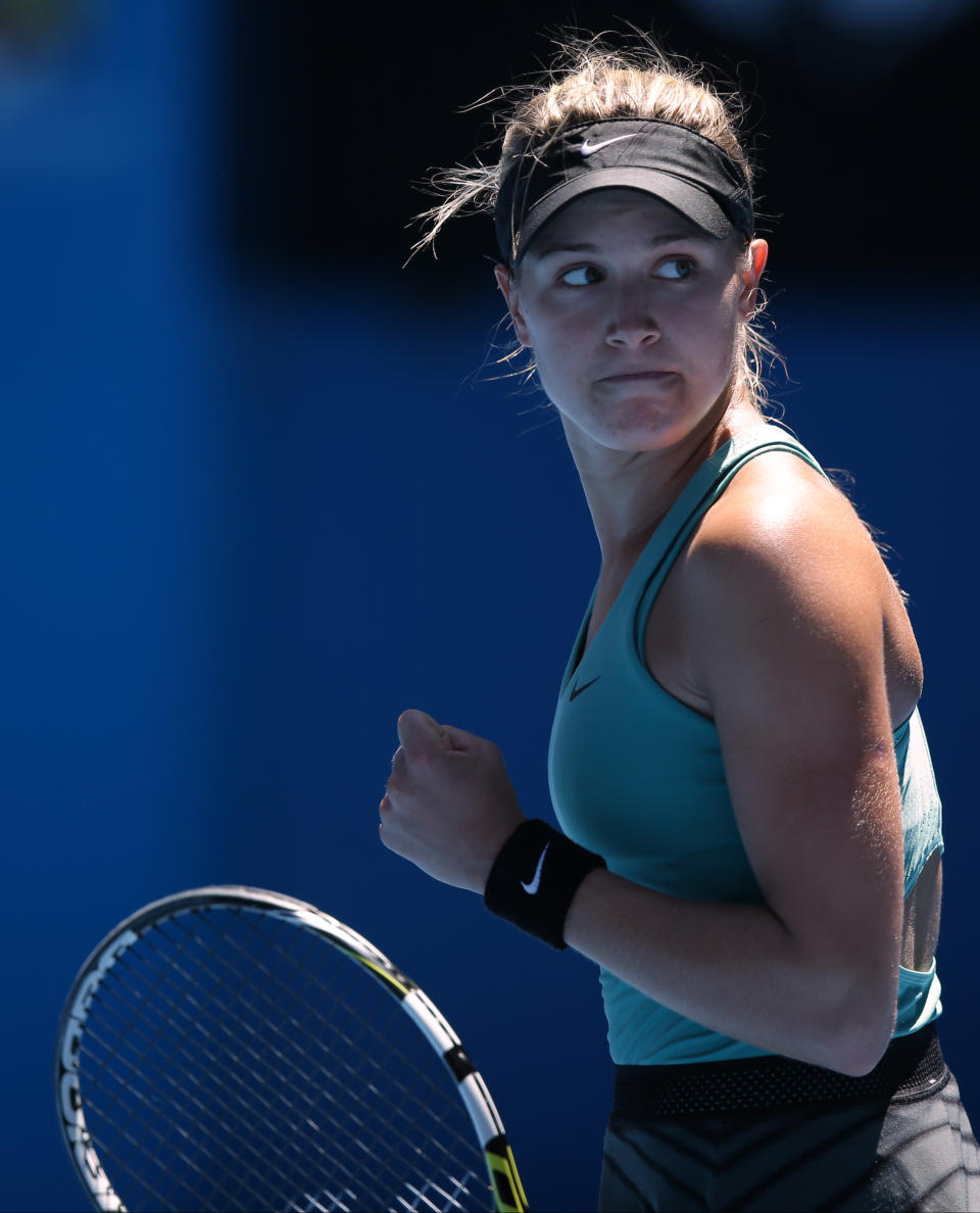 La canadiense Eugenie Bouchard celebra un punto durante el partido contra la serbia Ana Ivanovic en los cuartos de final del Abierto de Australia el martes 21 de enero de 2014. (AP Foto/Aaron Favila)