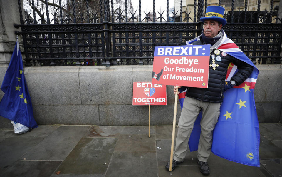 <p>一名反脫歐男性拿著標語在英國國會前抗議。（圖｜美聯社) | Anti-Brexit campaigner Steve Bray holds banners as he stands outside Parliament in London, Thursday, Jan. 30, 2020. Although Britain formally leaves the European Union on Jan. 31, little will change until the end of the year. Britain will still adhere to the four freedoms of the tariff-free single market – free movement of goods, services, capital and people. (AP Photo/Kirsty Wigglesworth)</p>
