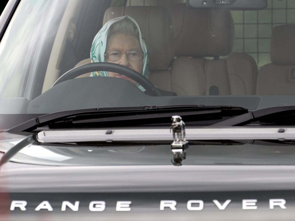 queen elizabeth ii range rover