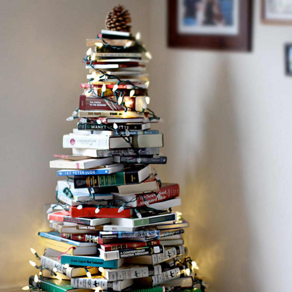 Dieser Weihnachtsbaum wird ganz einfach aus Büchern gestapelt. (Bild: Pinterest / Handimania)