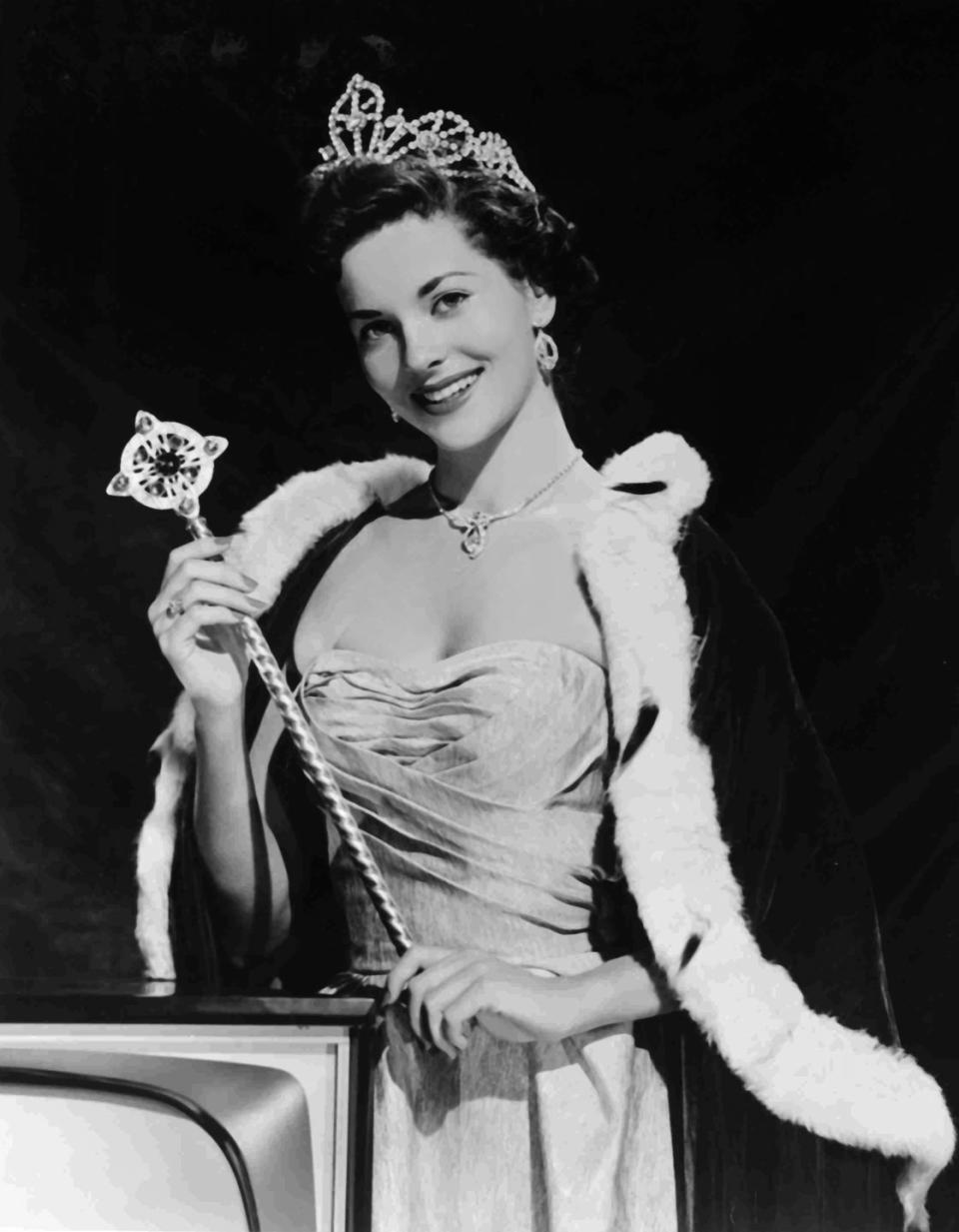 <p>Lee Meriwether from California wore a regal evening gown to match her crown for her Miss America portrait. The pleated detailing and sweetheart neckline brought the perfect amount of glamour to the competition.</p>