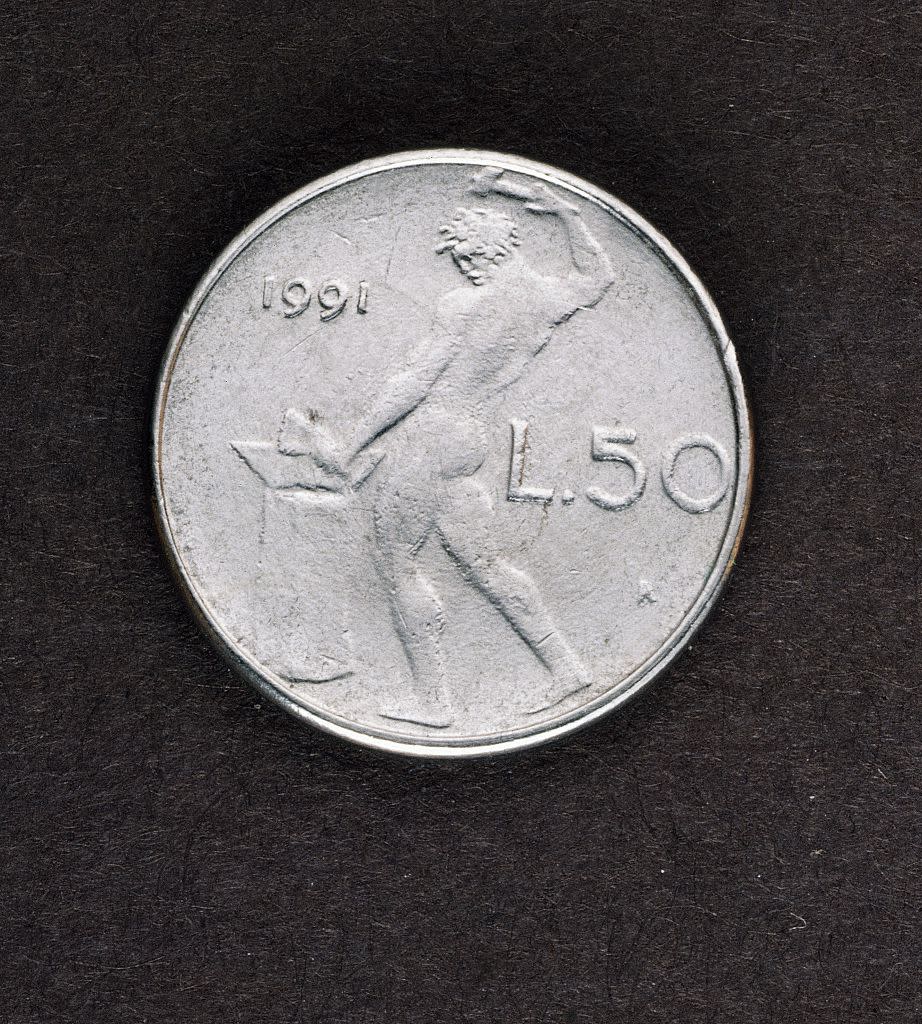 <p>Le monete da 50 lire che riportano la data del 1958 sono molto ricercate. Ne furono diffusi solo 825mila esemplari. (Photo by DeAgostini/Getty Images) </p>