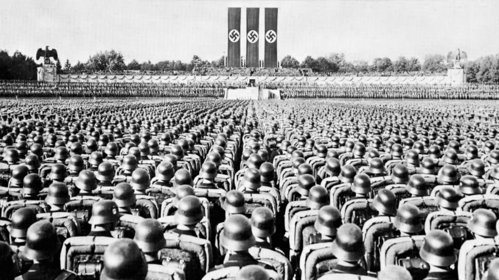 SS Guard on Parade at a Nazi Party rally in Nurmberg, late 1930s. <span class="copyright">Ann Ronan Pictures/Print Collector-Getty Images)</span>