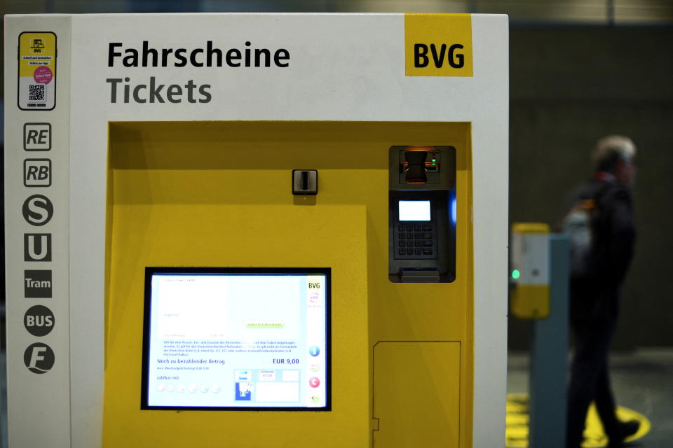 "Die Fahrscheine, bitte": Ohne Ticket droht im Nahverkehr Ungemach. (Foto: REUTERS/Annegret Hilse)