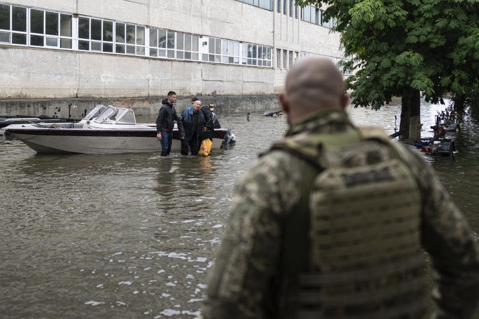 Los servicios de emergencia se apuran para llevar a Vitalii Shpalin a un lugar seguro tras resultar herido cuando las fuerzas rusas atacaron un misión de rescate ucraniana desde una zona ocupada por las tropas del Kremlin, en la orilla este del desbordado río Dniéper, a Jersón, Ucrania, en la margen contraria, el 11 de junio de 2023. Las autoridades dijeron que las tropas rusas atacaron las embarcaciones con civiles. (AP Foto)