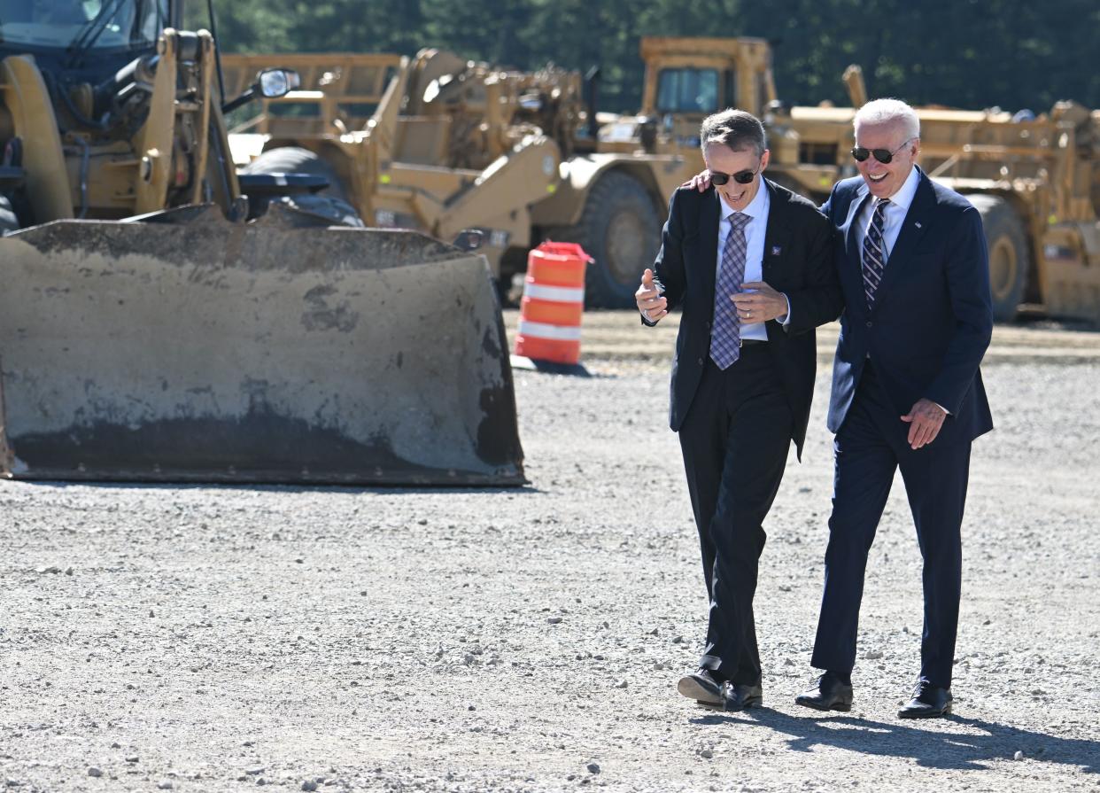 US President Joe Biden, with Intel CEO Pat Gelsinger (L), arrives to speaks about rebuilding US manufacturing through the CHIPS and Science Act at the groundbreaking of the new Intel semiconductor manufacturing facility near New Albany, Ohio, on September 9, 2022. (Photo by SAUL LOEB / AFP) (Photo by SAUL LOEB/AFP via Getty Images)
