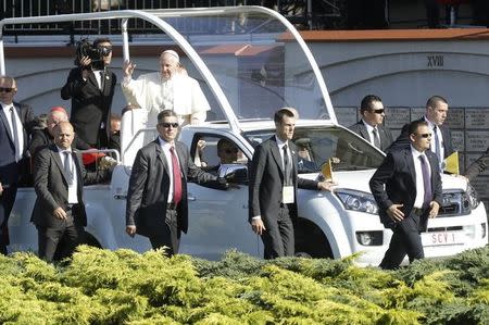 Pope Francis travels in the pope mobile at Saint Faustina's chapel at the Sanctuary of Divine Mercy in Lagiewniki during the World Youth Day in Krakow, Poland July 30, 2016. REUTERS/David W Cerny