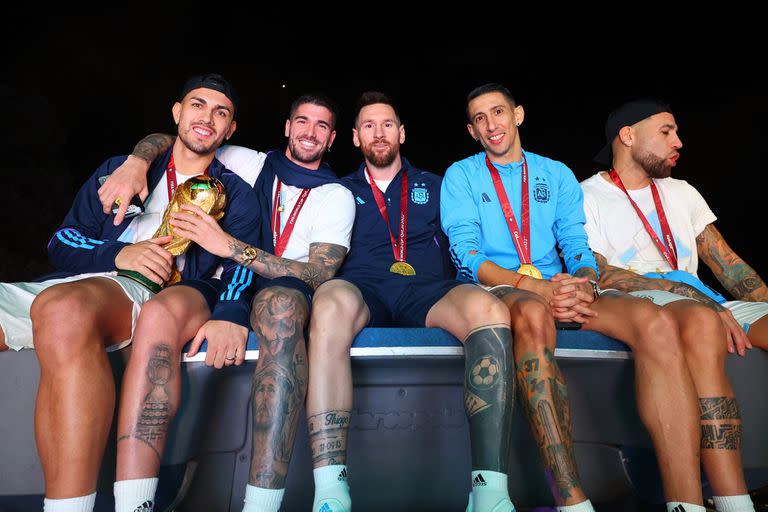 Paredes, De Paul, Messi, Di María y Otamendi, parte central del equipo que se coronó en Qatar