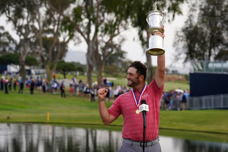 Jon Rahm, con el trofeo de vencedor del Abierto de Golf de Estados Unidos; un día de gloria