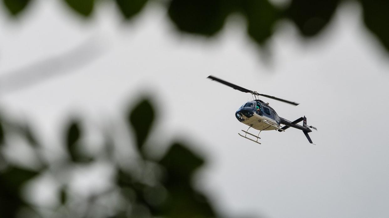 Die Besatzung eines Polizeihubschraubers entdeckte den flüchtigen Unfallfahrer in einem Waldstück neben der Autobahn (Archiv).