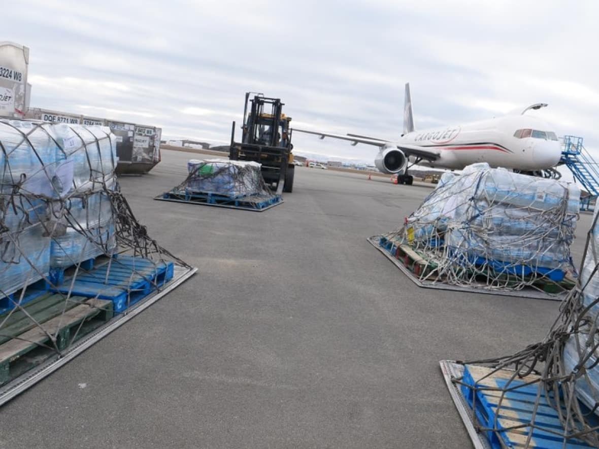 Some of the promised 80,000 litres of bottled water from the Nunavut government arrived in Iqaluit on Thursday. (Mario De Ciccio/Radio-Canada - image credit)