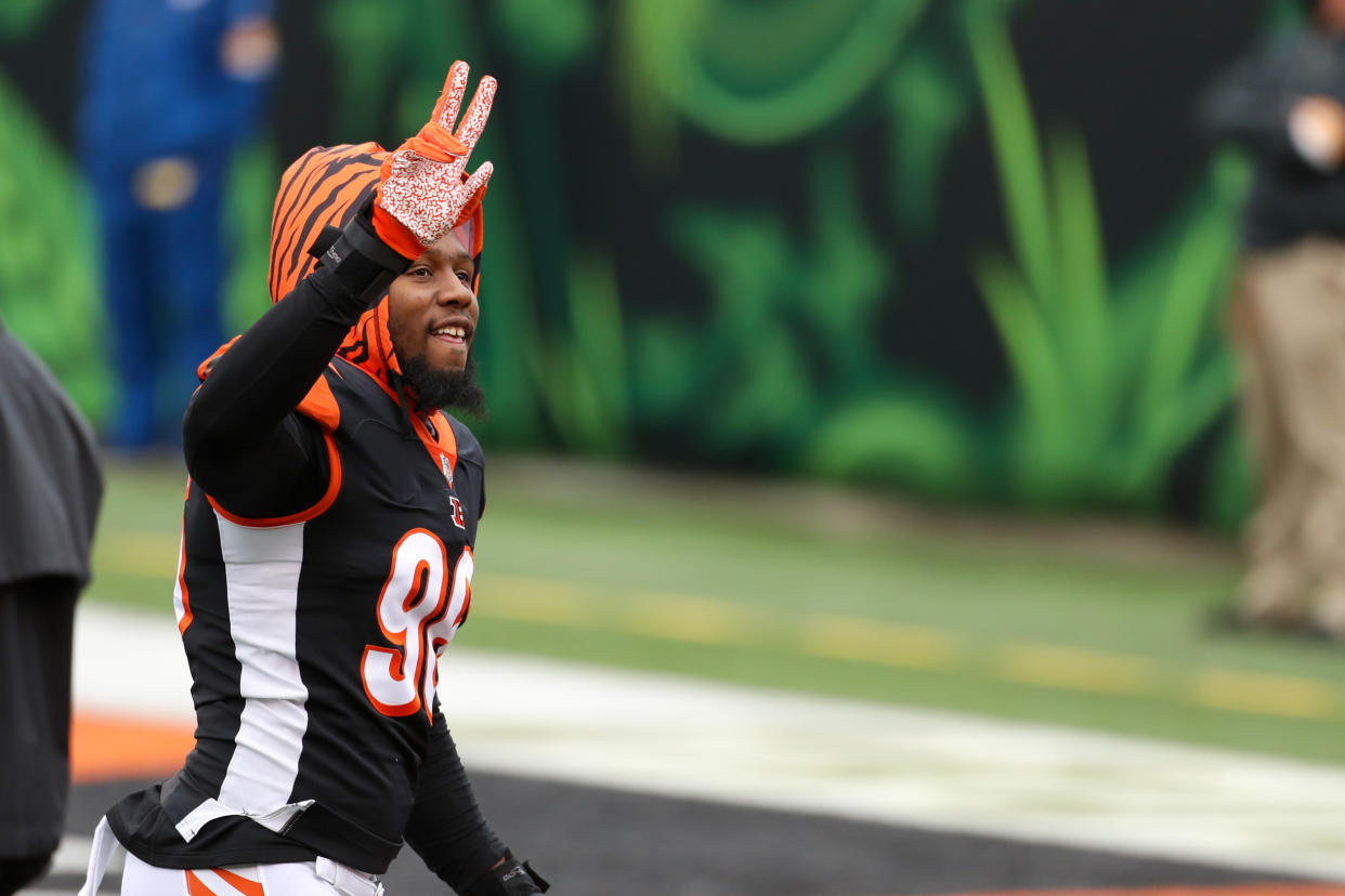 CINCINNATI, OH - OCTOBER 25: Cincinnati Bengals defensive end Carlos Dunlap (96) reacts before the game against the Cleveland Browns and the Cincinnati Bengals on October 25, 2020, at Paul Brown Stadium in Cincinnati, OH. (Photo by Ian Johnson/Icon Sportswire via Getty Images)