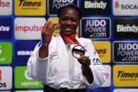 La judokate Clarisse Agbegnenou aurait pu connaître une année 2019 parfaite, sans perdre de combat. Elle s'est malheureusement inclinée en finale du Masters de Qingdao en Chine ce 13 décembre. Une défaite qui met fin à une incroyable série de 50 victoires de suite dans sa catégorie des moins de 63 kg. En 2019, la jeune femme de 27 ans a remporté l'or partout où elle est passait : les Jeux Européens à Minsk, les championnats du monde à Tokyo ou encore au Grand Slam de Paris. Une immense championne.