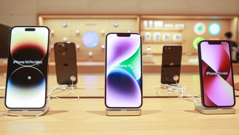 ▲APPLE新機開賣，以iPhone 14 Pro買氣最旺，業者估恐將面臨短期缺貨，而貨量相對充足的iPhone 14，通路在開賣首日就罕見降價。（圖／記者葉政勳攝）