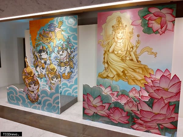 「祈福漫畫特展」大型立體拍照區布景，左側的〈貓四天〉作品，就是將貓與神佛巧妙結合。<br /><br />（圖：由世界宗教博物館提供）