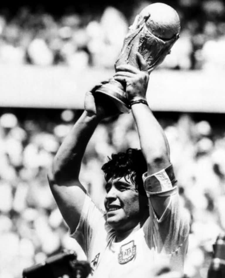 Diego Maradona alzando la Copa del Mundo