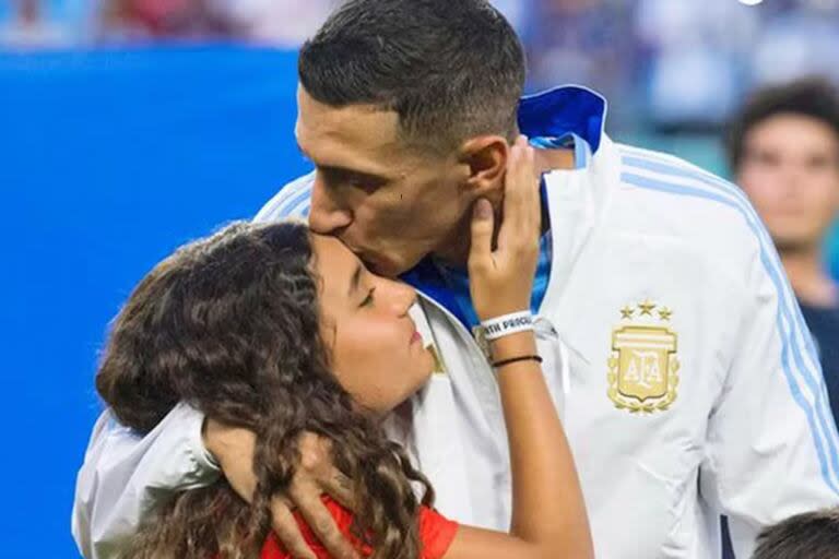 Mía, la hija de Ángel Di María, lo sorprendió con unas emotivas palabras tras su retiro de la Selección Argentina
