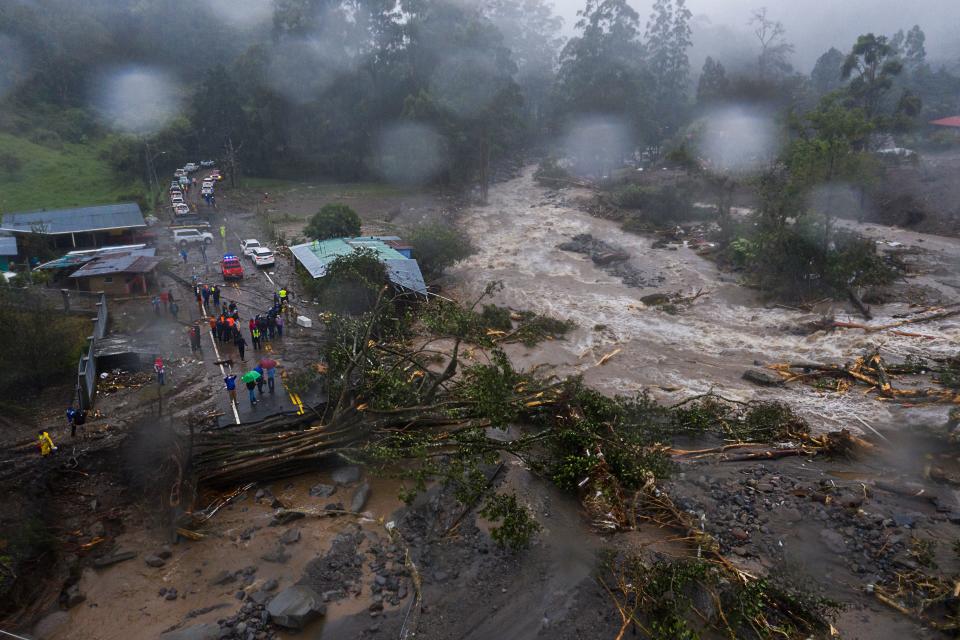 L’NHC prevede che Eta possa acquistare potenza sulle calde acque del Mar dei Caraibi, e che minaccerà il Messico sud-orientale nel fine settimana, quindi Cuba, Giamaica, Isole Cayman e il sud della Florida. In Guatemala, sono stati aperti rifugi per accogliere le vittime, come a Morales (nord-est). Allarme rosso anche in Honduras. (Photo by LUIS ACOSTA/AFP via Getty Images)