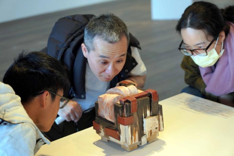 《圖說》絲勒維‧希維雍的作品《盒子與核心》以陶、木和其他異材質雕塑而成，令師生嘆為觀止。〈華梵大學提供〉