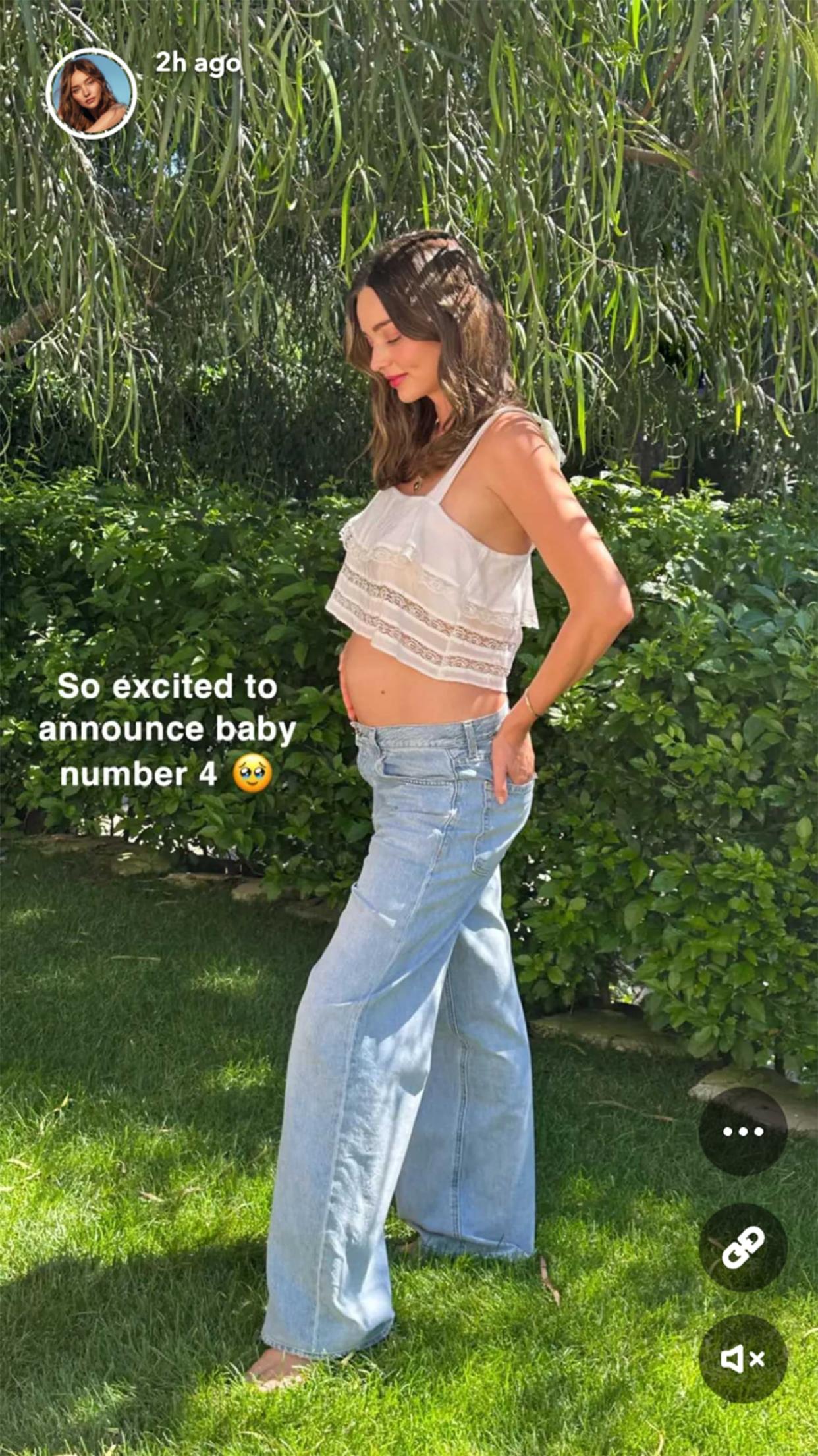 Miranda Kerr announced she is expecting her fourth child. (Miranda Kerr via Snapchat)