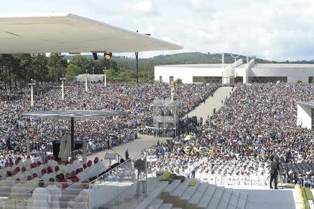 Pope Francis leads the Holy Mass at the Shrine of Our Lady of Fatima in Portugal May 13, 2017. Osservatore Romano/Handout via REUTERS