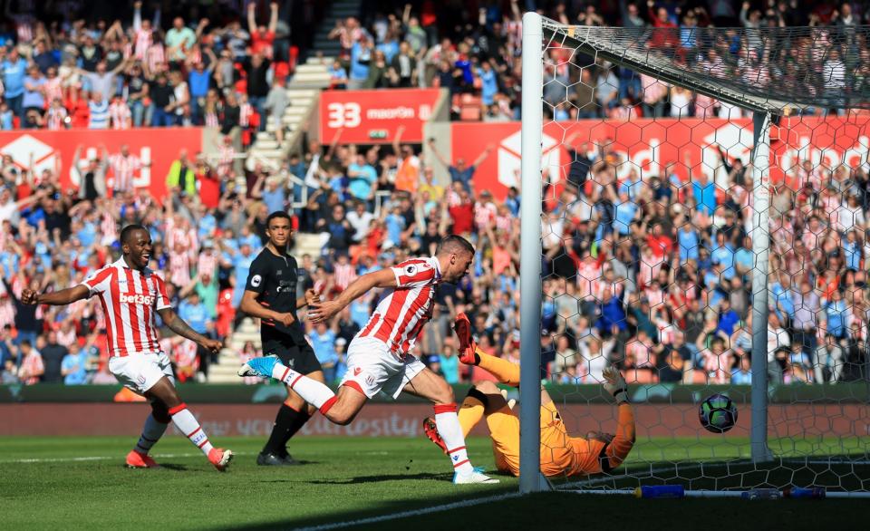 <p>Jon Walters puts Stoke City 1-0 up</p>