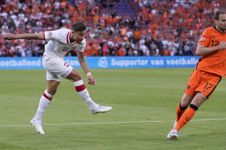 Matty Cash cruza el derechazo que será el primer gol de Polonia