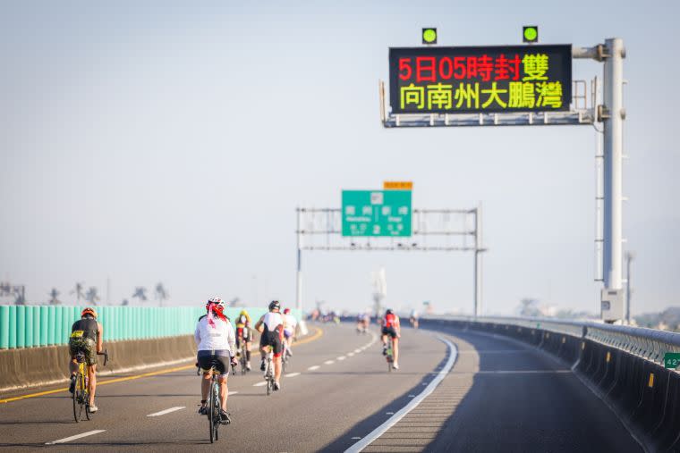 車手可以在國道上盡情狂飆。大會提供