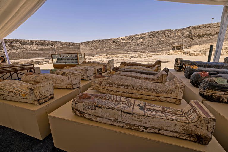 Los sarcófagos encontrados en un alijo que data del período tardío egipcio (alrededor del siglo V a.C.) se exhiben tras su descubrimiento por una misión encabezada por el Consejo Supremo de Antigüedades de Egipto, en el cementerio de Bubastia en la necrópolis de Saqqara, al suroeste de la capital de Egipto, el 30 de mayo de 2022. (KHALED DESOUKI/)