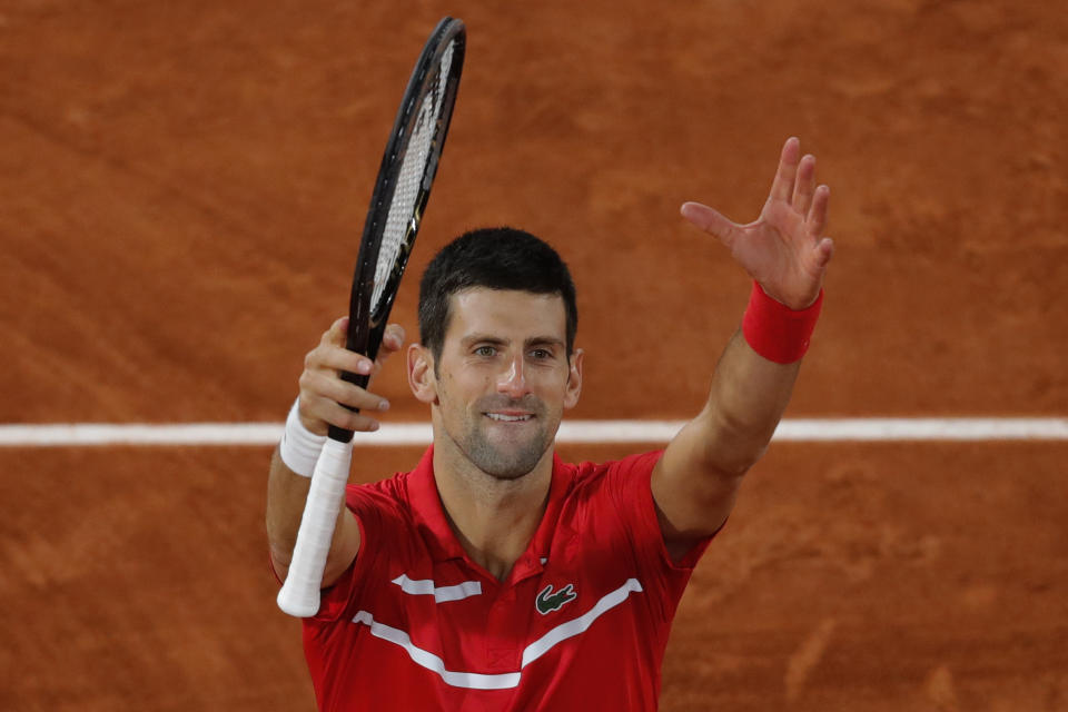 El serbio Novak Djokovic disfruta su victoria sobre el griego Stefanos Tsitsipas en las semifinales del Abierto de Francia, el viernes 9 de octubre de 2020, en el estadio Roland Garros de París. (AP Foto/Christophe Ena)