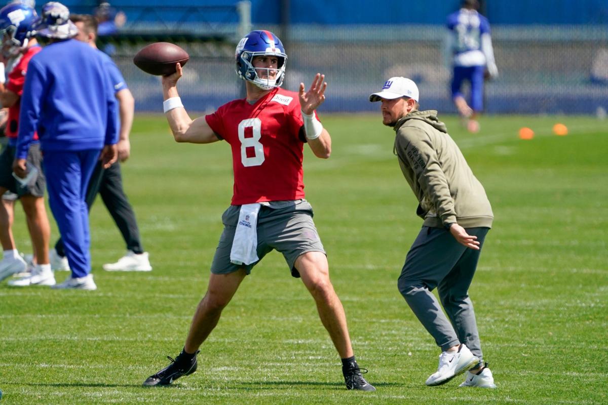 In practice, Giants’ Daniel Jones demonstrates accuracy and velocity in his throws