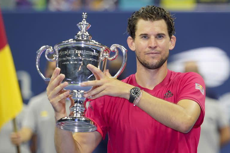 Dominic Thiem con el trofeo de campeón del Abierto de los Estados Unidos 2020, tras vencer al alemán Alexander Zverev. 