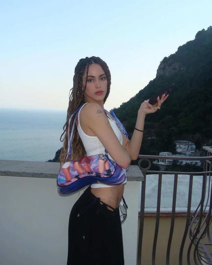 Tini viajó a Italia para vacacionar con sus mejores amigas en las costas de Positano