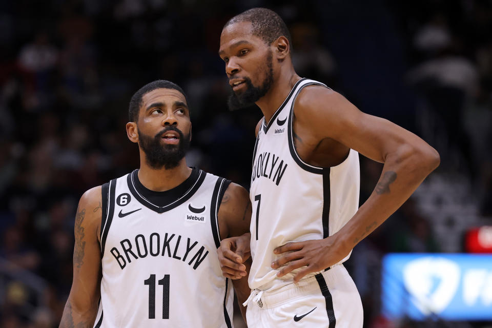 Kyrie Irving et Kevin Durant ne sont plus coéquipiers des Brooklyn Nets, mais poursuivront désormais les anneaux de la Conférence Ouest.  (Jonathan Bachman/Getty Images)