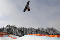 <p>L’Américain Shaun White, le roi du halfpipe, dans les airs lors des qualifications. Il a réalisé une prestation exceptionnelle, avec un run noté 98,5 points sur 100 possibles. (Photo AFP) </p>