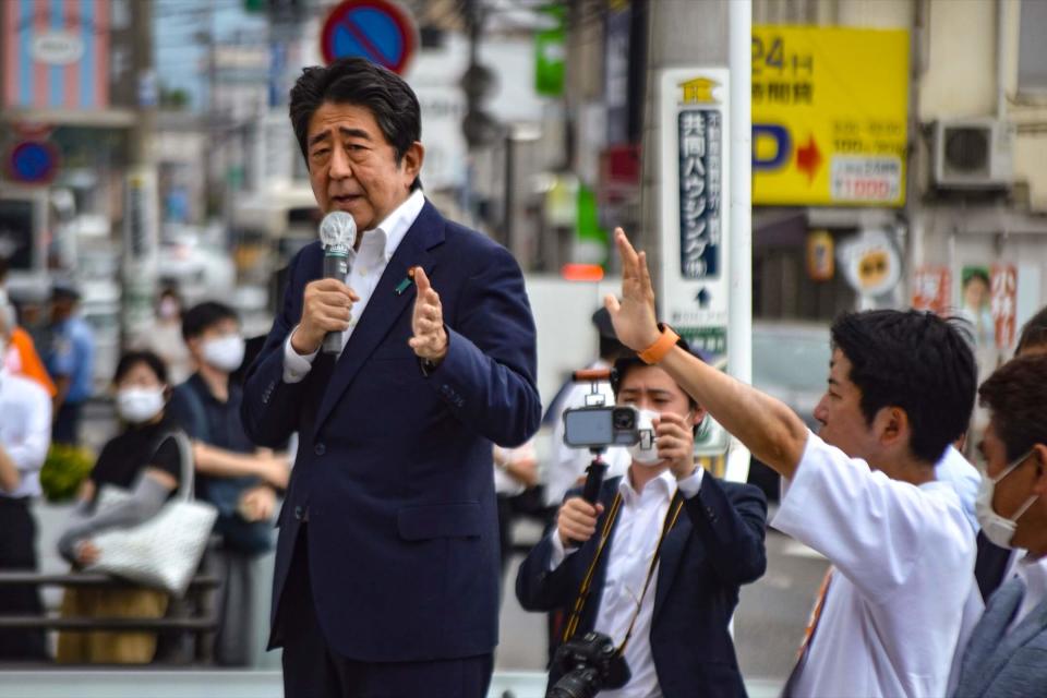 2022年7月8日，日本奈良市，前首相安倍晉三為自民黨在即將舉行的參議院選舉進行拉票活動。