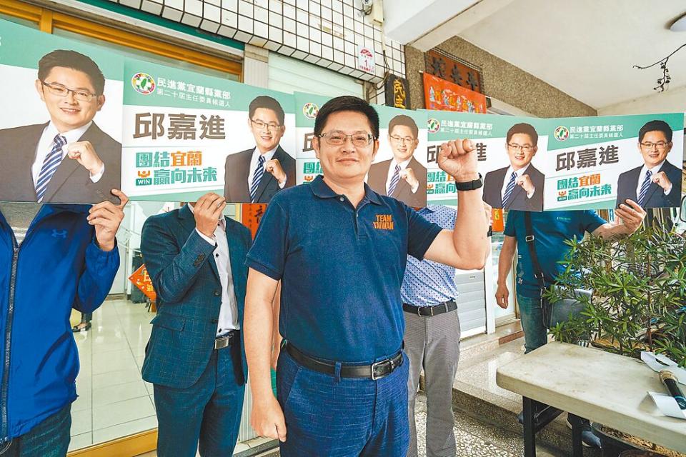 前宜蘭縣議員邱嘉進，19日前往民進黨宜蘭縣黨部登記參選主委。（李忠一攝）