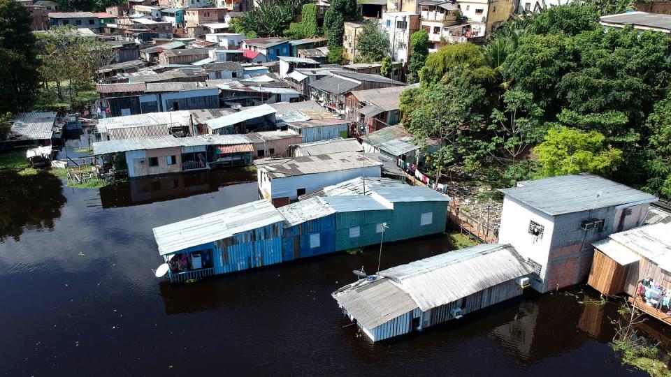 Häuser in Manaus, die vom Wasser des Flusses Negro überflutet wurden.