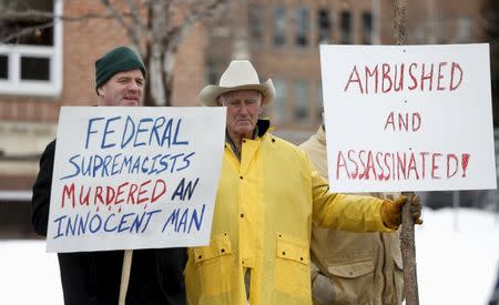 Clint Siegner (L) and his father Monte Siegner join other demonstrators during a protest outside the Harney County Court House in Burns, Oregon January 29, 2016. REUTERS/Jim Urquhart