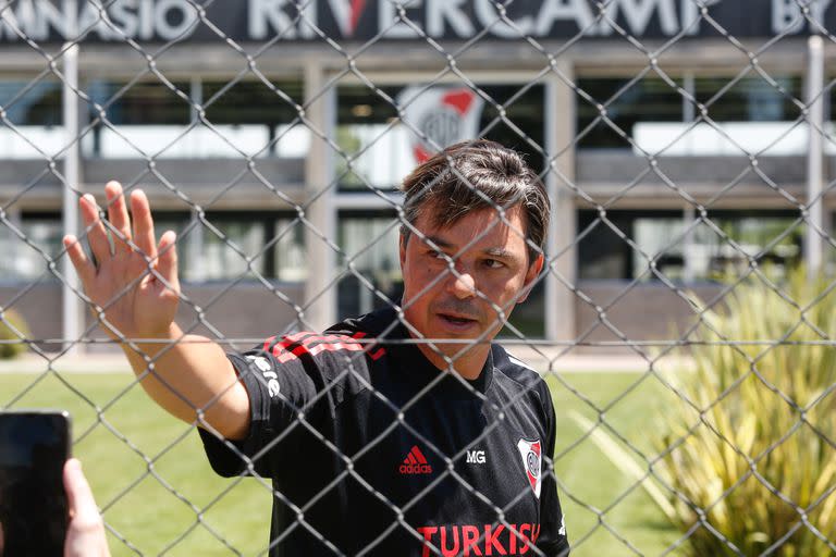 Marcelo Gallardo se quedan en Buenos Aires; no dirigirá en persona a River en el encuentro de este domingo con Newell's en Rosario.