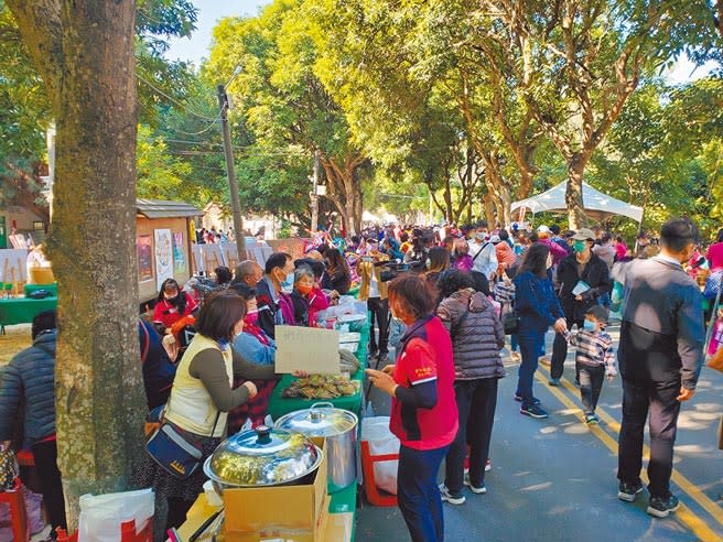 雲林縣社造嘉年華4日在虎尾建國一村的芒果道舉行，有來自山、海、平原等45個社區參與，美食一字排開，吸引不少民眾「逛街」。（周麗蘭攝）