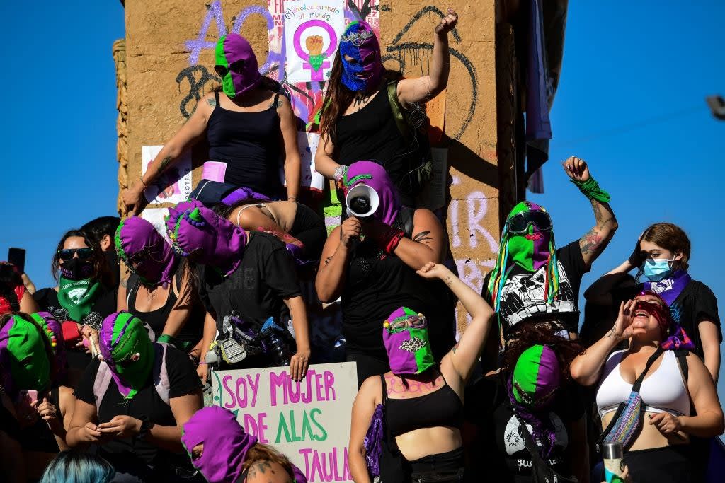 <p>Al igual que el año pasado, los grupos entonaron la canción de protesta chilena “El Violador Eres Tú”, que se convirtió en el himno de la lucha feminista en el mundo  </p> (AFP via Getty Images)