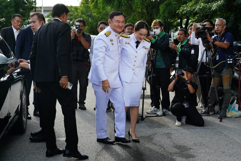 Thailand newly elected Prime Minister Paetongtarn Shinawatra arrives with her father and former Prime Minister Thaksin Shinawatra before the royal endorsement ceremony appointing Paetongtarn as Thailand's new prime minister at Pheu Thai party headquarters. Seksan Rochanametakul/SOPA Images via ZUMA Press Wire/dpa