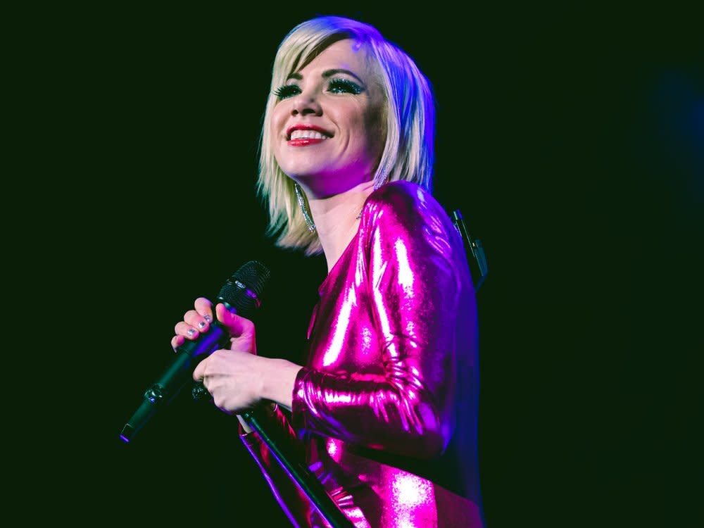 Carly Rae Jepsen auf der Bühne. (Bild: Nounpusher Photography/Shutterstock)