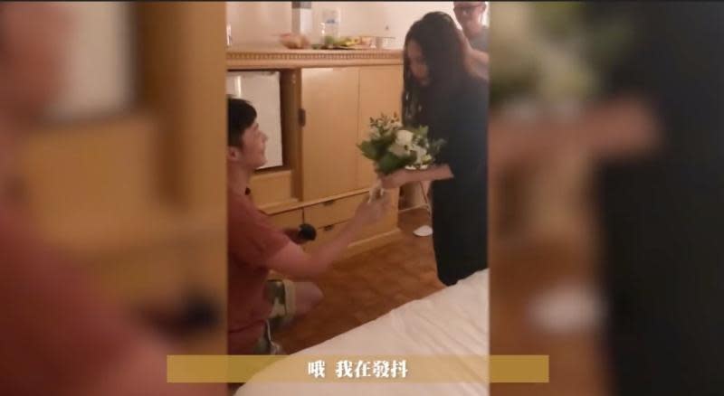 楊丞琳公布李榮浩求婚影片，拿到捧花時「手在發抖」。（翻攝自楊丞琳官方YouTube）