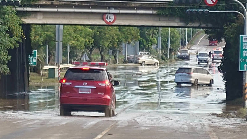 嘉義暴雨導致淹水災情，一對夫妻疑因避難不及受困車內溺斃。（圖／中央社）